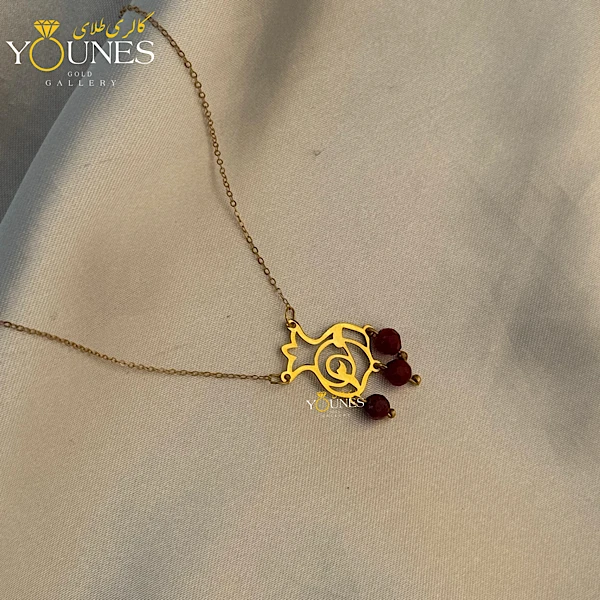 تصویر دوم گردنبند طلا انار سه سنگ قرمز